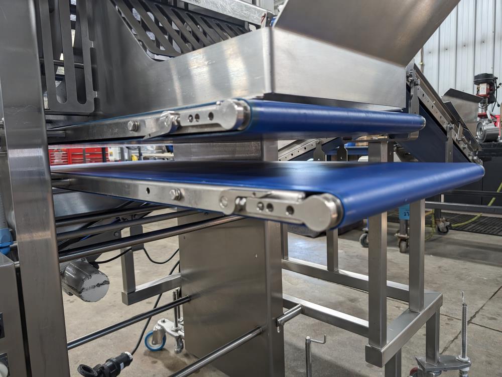 Quantum Conveyorized Topping Applicator with Reclaim Conveyor